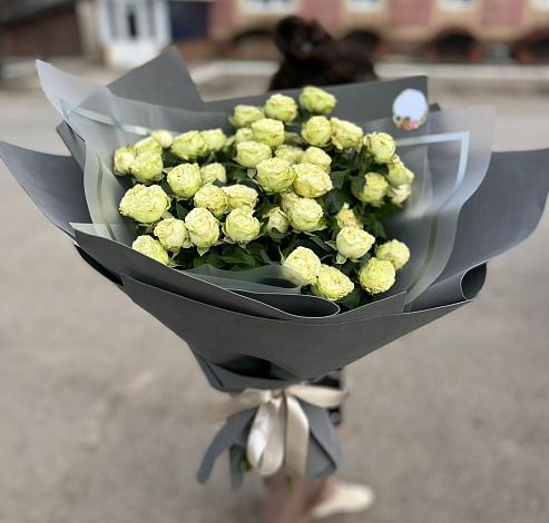 Букет Белые кустовые розы Солинеро в Уржуме