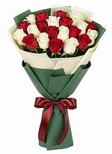 Букет Микс из красных и белых роз в Уржуме