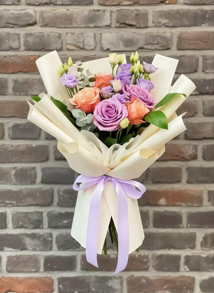 Букет цветов из: Лизиантусы и Розы в Уржуме