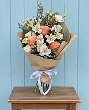 Букет цветов из:  Альстромерии, Лизиантусы, Розы и Хризантемы в Уржуме