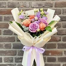 Букет цветов из:  Лизиантусы и Розы в Уржуме