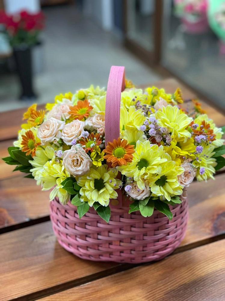 Цветочная композиция из Хризантемы и Розы в корзине в Уржуме