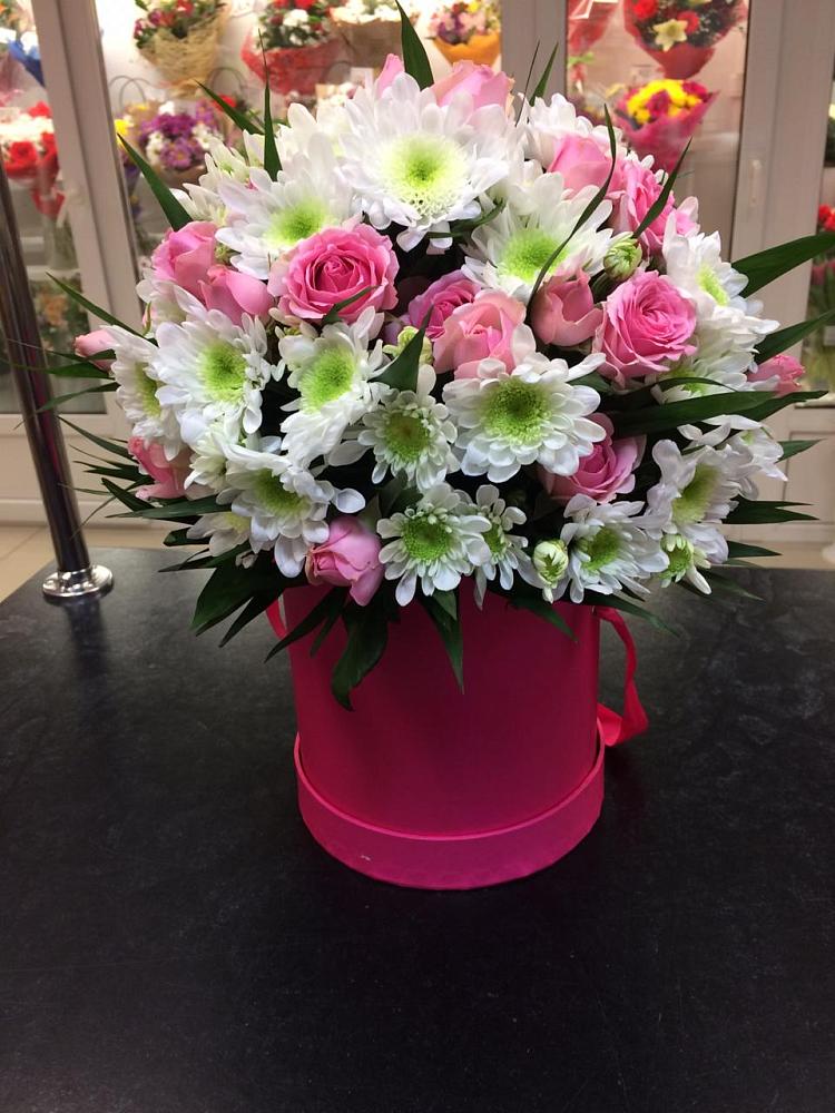 Цветочная композиция из Розы и Хризантемы в шляпной коробке в Уржуме