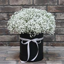 Цветочная композиция из Гипсофила в шляпной коробке в Уржуме